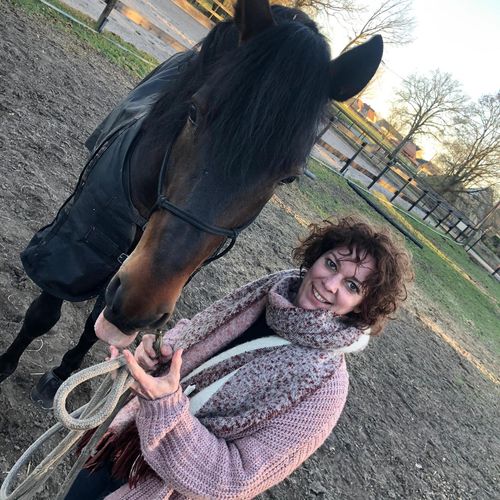 Portret van Nadia Molenaers met haar paard | Horse Academy Expert in Ruiterfactor