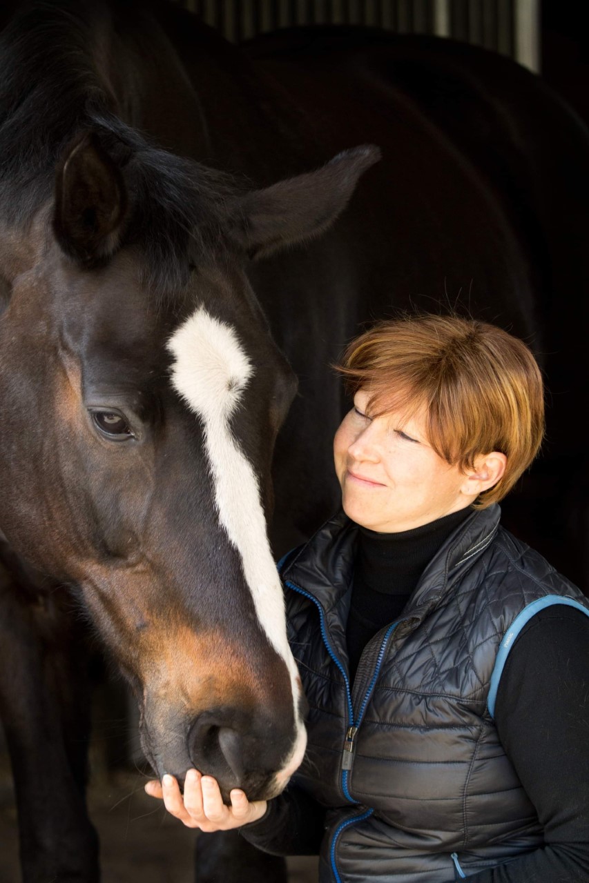 Portret van Michelle Eugène (Slimme Paardenmens) met haar paard | Bodywork & Gezonde Voeding voor Gelukkige en Gezonde paarden